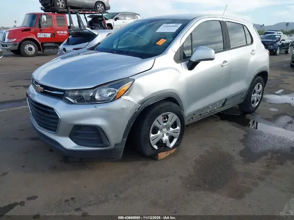 KL7CJKSB0JB579756 2018 CHEVROLET TRAX - Image 2