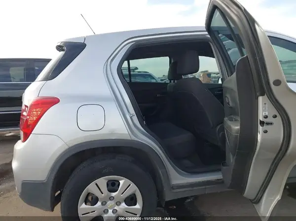 KL7CJKSB0JB579756 2018 CHEVROLET TRAX - Image 8