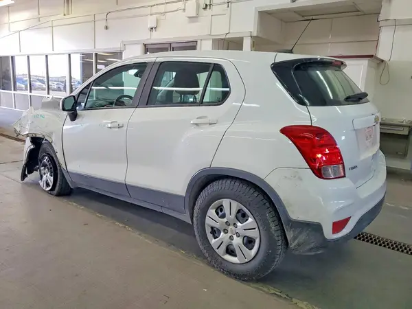 KL7CJKSB0JB586142 2018 CHEVROLET TRAX - Image 2