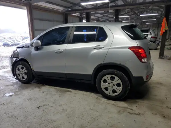 KL7CJKSB0JB628745 2018 CHEVROLET TRAX - Image 2