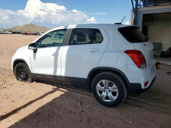 KL7CJKSB0JB700298 2018 CHEVROLET TRAX - Image 2
