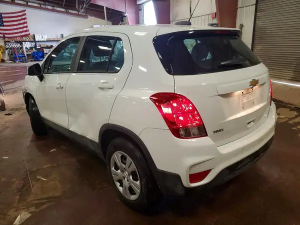 KL7CJKSB0JB702598 2018 CHEVROLET TRAX - Image 2