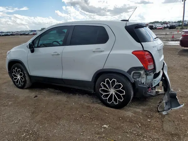 KL7CJKSB0JB703783 2018 CHEVROLET TRAX - Image 2