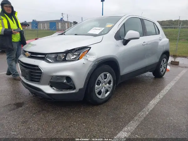 KL7CJKSB0JB720437 2018 CHEVROLET TRAX - Image 2