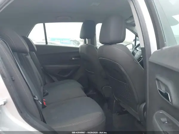 KL7CJKSB0JB720437 2018 CHEVROLET TRAX - Image 8