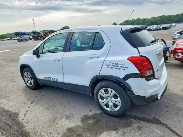 KL7CJKSB0JB720857 2018 CHEVROLET TRAX - Image 2