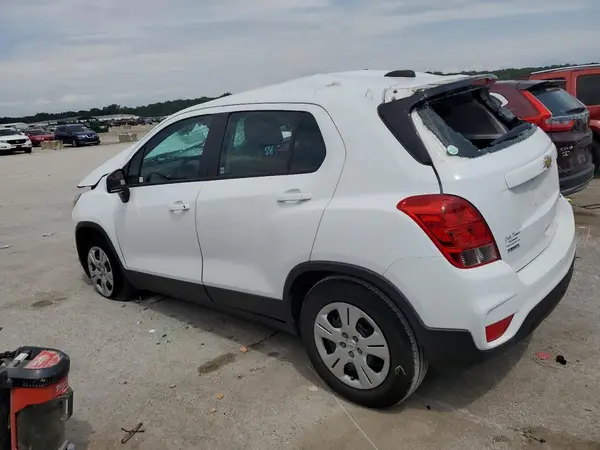 KL7CJKSB0JB721815 2018 CHEVROLET TRAX - Image 2