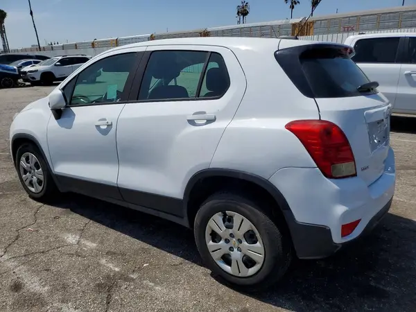 KL7CJKSB0JB722138 2018 CHEVROLET TRAX - Image 2