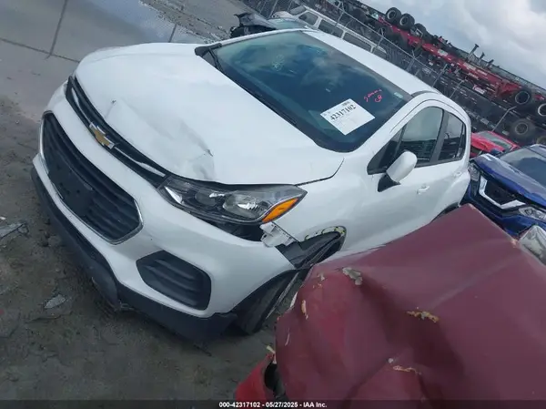 KL7CJKSB0LB028987 2020 CHEVROLET TRAX - Image 2