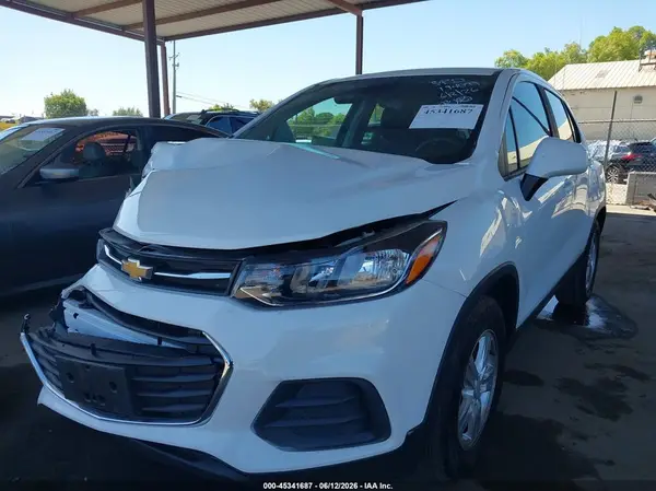 KL7CJKSB0LB045238 2020 CHEVROLET TRAX - Image 2