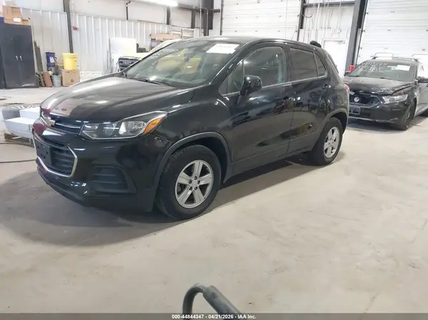 KL7CJKSB0LB067112 2020 CHEVROLET TRAX - Image 2
