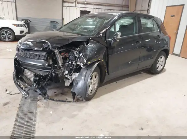 KL7CJKSB0LB070477 2020 CHEVROLET TRAX - Image 2