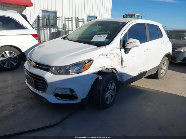 KL7CJKSB0LB083178 2020 CHEVROLET TRAX - Image 2