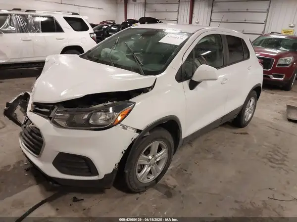 KL7CJKSB0LB318257 2020 CHEVROLET TRAX - Image 2