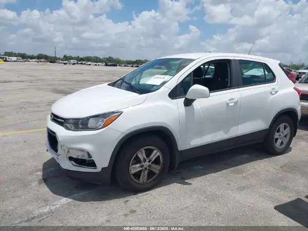 KL7CJKSB0LB339366 2020 CHEVROLET TRAX - Image 2
