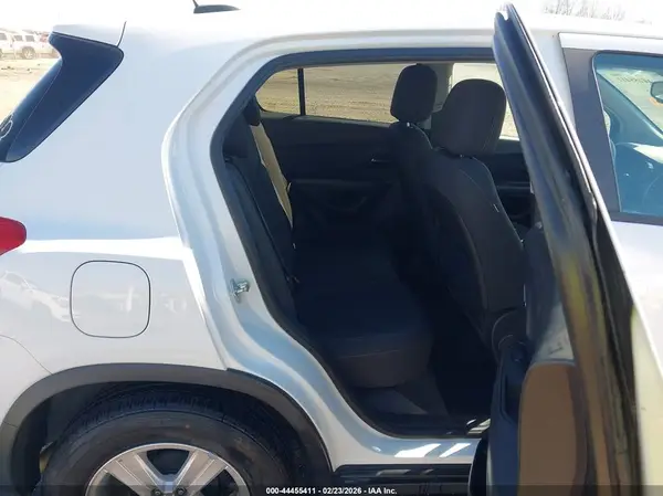 KL7CJKSB0MB301475 2021 CHEVROLET TRAX - Image 8
