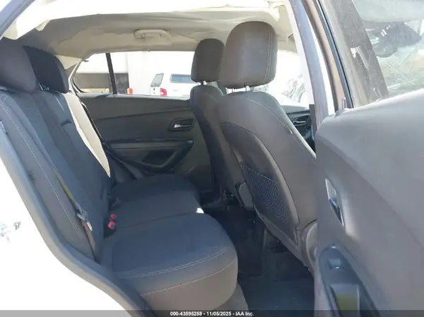 KL7CJKSB0MB301718 2021 CHEVROLET TRAX - Image 8