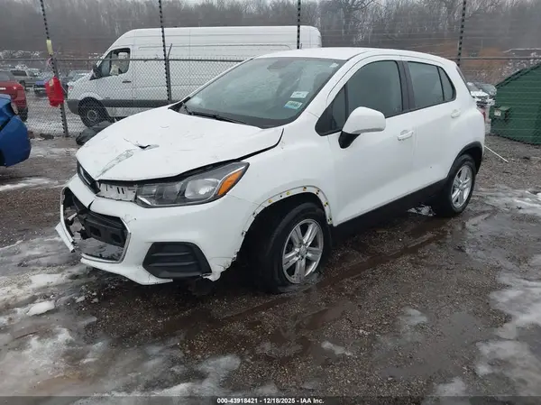 KL7CJKSB0MB302755 2021 CHEVROLET TRAX - Image 2
