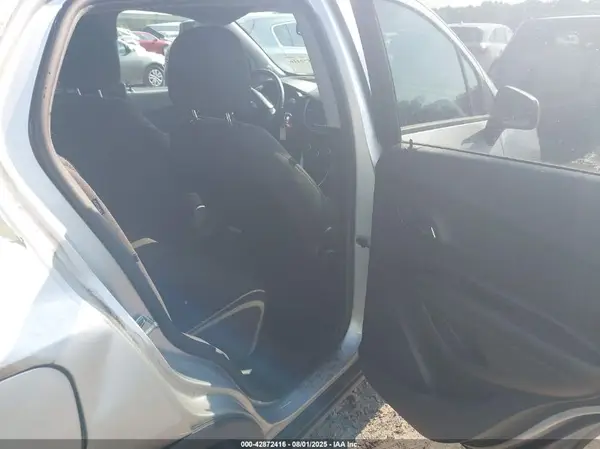 KL7CJKSB0MB309981 2021 CHEVROLET TRAX - Image 8