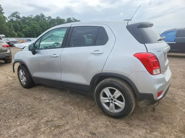 KL7CJKSB0MB318194 2021 CHEVROLET TRAX - Image 2