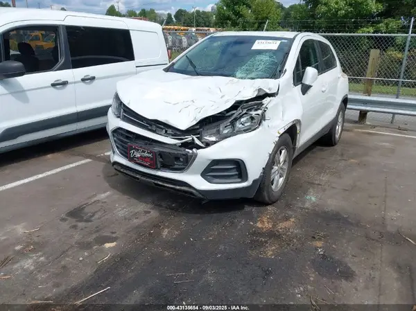 KL7CJKSB0MB319829 2021 CHEVROLET TRAX - Image 2