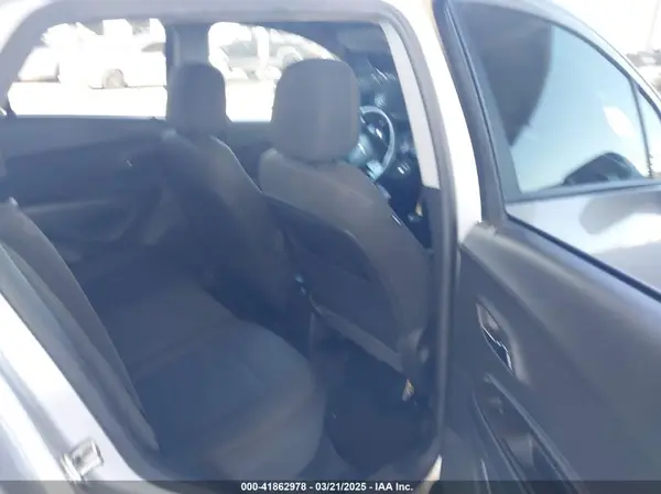 KL7CJKSB0MB335660 2021 CHEVROLET TRAX - Image 8