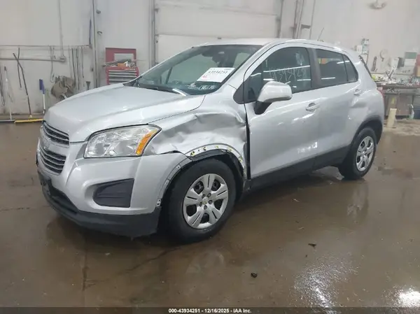 KL7CJKSB1GB760082 2016 CHEVROLET TRAX - Image 2