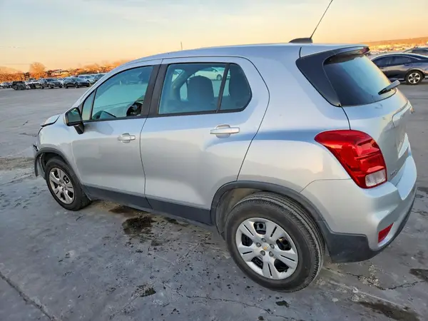 KL7CJKSB1HB049886 2017 CHEVROLET TRAX - Image 2