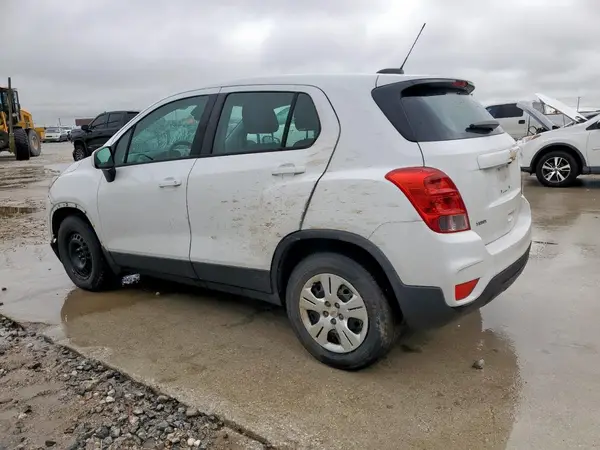 KL7CJKSB1JB521641 2018 CHEVROLET TRAX - Image 2