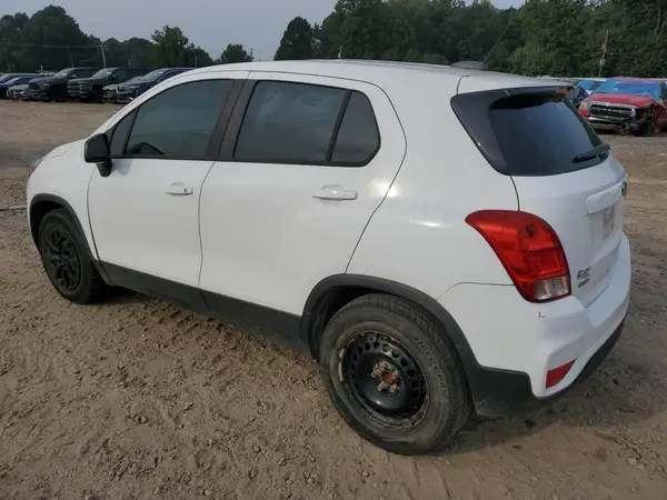 KL7CJKSB1JB555630 2018 CHEVROLET TRAX - Image 2