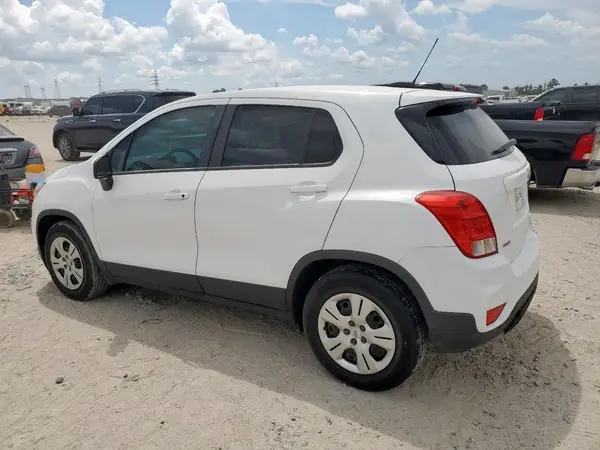 KL7CJKSB1JB558432 2018 CHEVROLET TRAX - Image 2