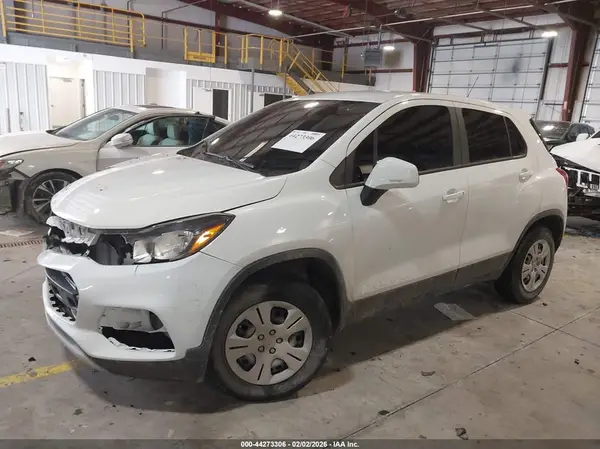 KL7CJKSB1JB721094 2018 CHEVROLET TRAX - Image 2