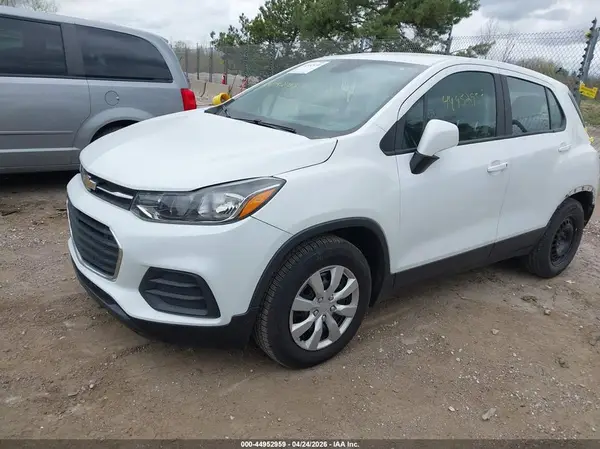 KL7CJKSB1JB721564 2018 CHEVROLET TRAX - Image 2