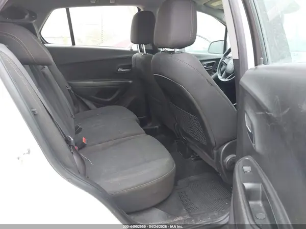 KL7CJKSB1JB721564 2018 CHEVROLET TRAX - Image 8