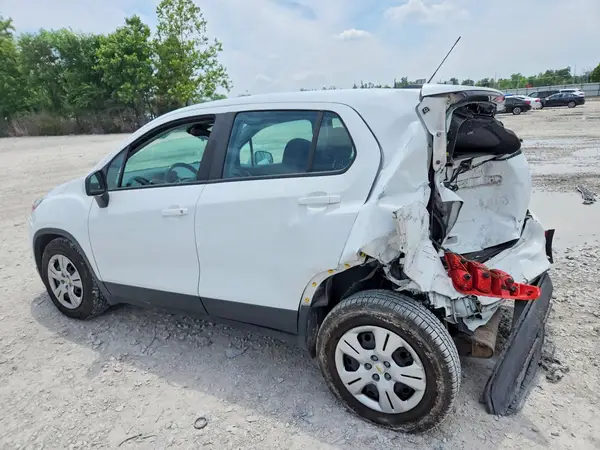 KL7CJKSB1JB721919 2018 CHEVROLET TRAX - Image 2
