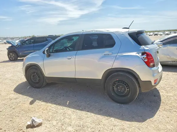 KL7CJKSB1JB722407 2018 CHEVROLET TRAX - Image 2