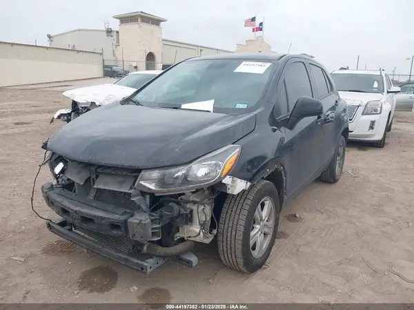 KL7CJKSB1LB083786 2020 CHEVROLET TRAX - Image 2