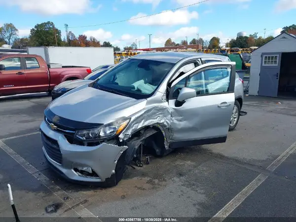 KL7CJKSB1MB303963 2021 CHEVROLET TRAX - Image 2