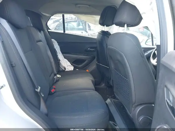 KL7CJKSB1MB303963 2021 CHEVROLET TRAX - Image 8