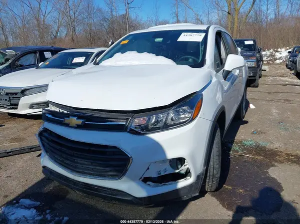 KL7CJKSB1MB305924 2021 CHEVROLET TRAX - Image 2