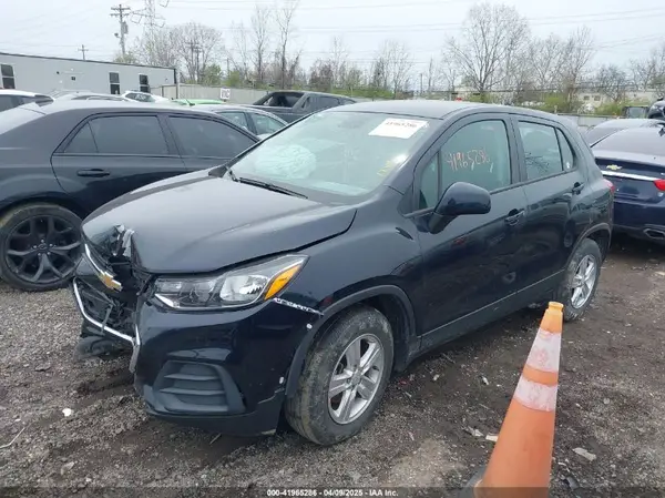 KL7CJKSB1MB319077 2021 CHEVROLET TRAX - Image 2