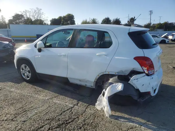 KL7CJKSB2JB570315 2018 CHEVROLET TRAX - Image 2