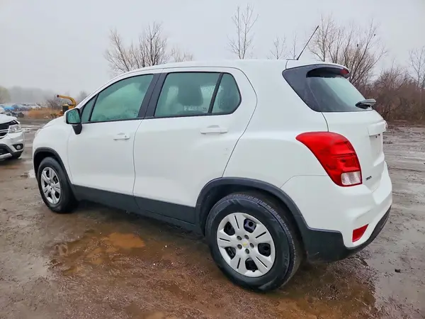 KL7CJKSB2JB571092 2018 CHEVROLET TRAX - Image 2