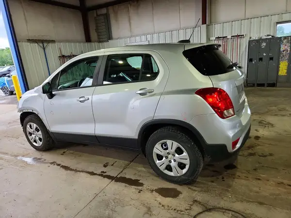 KL7CJKSB2JB594761 2018 CHEVROLET TRAX - Image 2