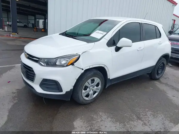 KL7CJKSB2JB605094 2018 CHEVROLET TRAX - Image 2