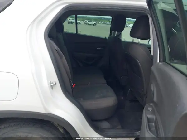 KL7CJKSB2JB605094 2018 CHEVROLET TRAX - Image 8