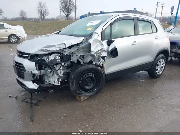 KL7CJKSB2JB620890 2018 CHEVROLET TRAX - Image 2