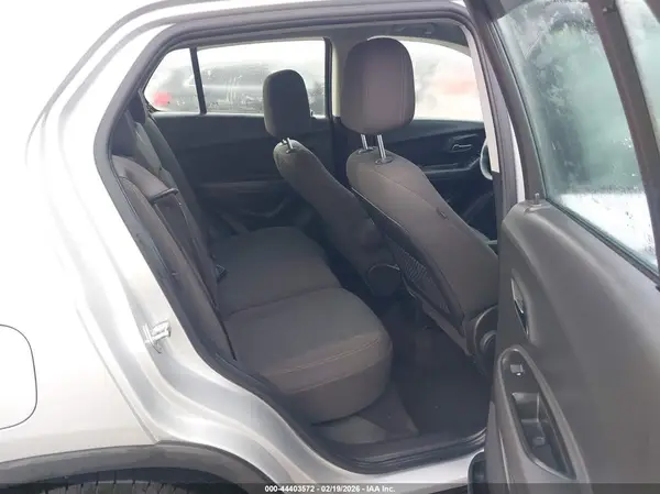 KL7CJKSB2JB620890 2018 CHEVROLET TRAX - Image 8