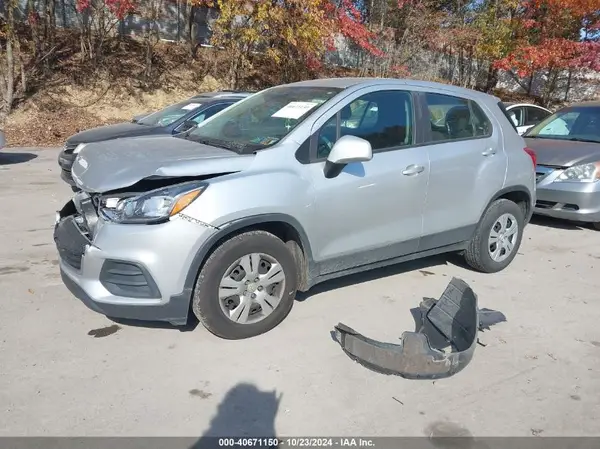 KL7CJKSB2JB710489 2018 CHEVROLET TRAX - Image 2
