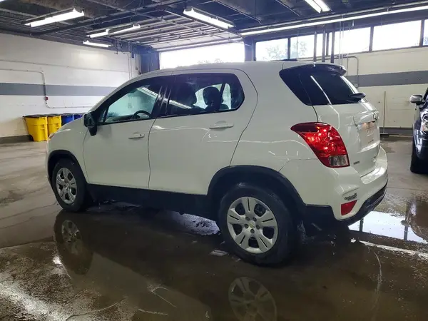 KL7CJKSB2JB721069 2018 CHEVROLET TRAX - Image 2